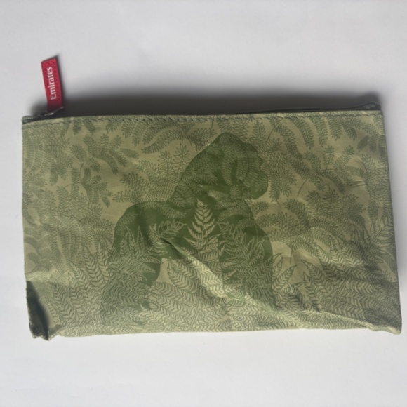 2025 EMIRATES AIRLINES ECONOMY CLASS  AMENITY KIT - GREEN - Picture 2 of 3